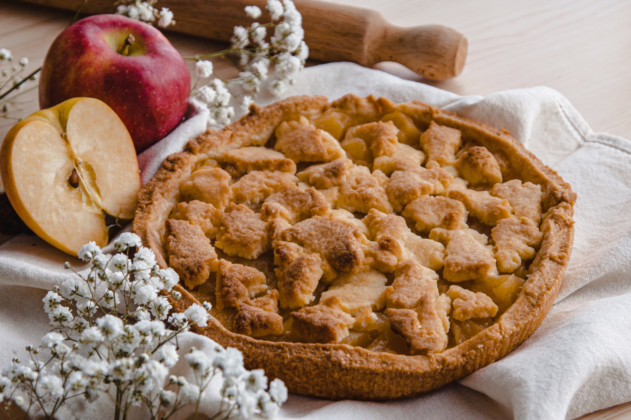 Crostata di mele fatta in casa con mele fresche e fiori di campo